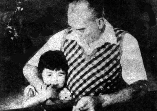 Cumhurbaşkanı Atatürk, Florya'da küçük Ülkü ile (21 Haziran 1936)